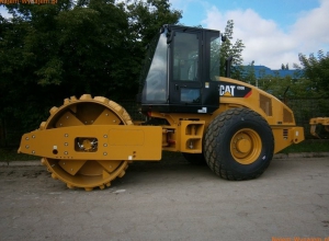 Walec drogowy wibracyjny marki Caterpillar model CS156