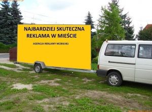 Przyczepa reklamowa, mobilna reklama